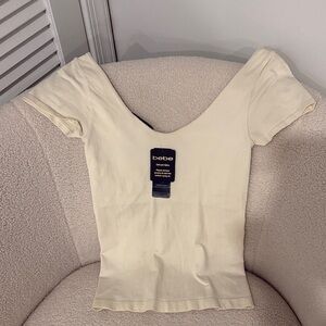 bebe Cream Short Sleeve Women's Top